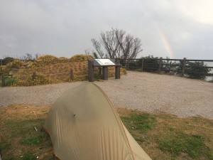 古墳の横に張ったテントと冬の虹